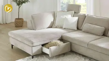 Weißes Ecksofa mit Schublade im hellen Raum